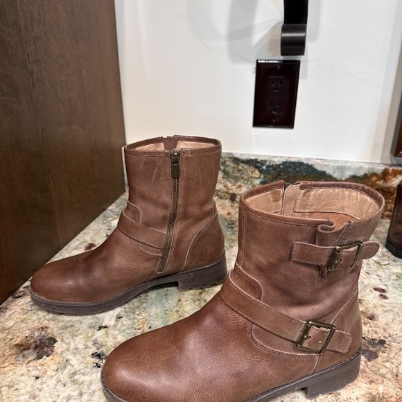 Vionic boots - Picture 2 of 6